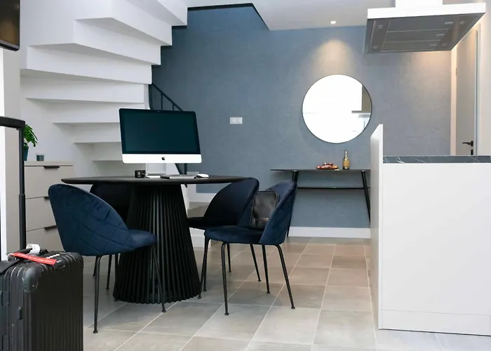 Luxury Cozy 2 Bdr Downtown Apt.6 *