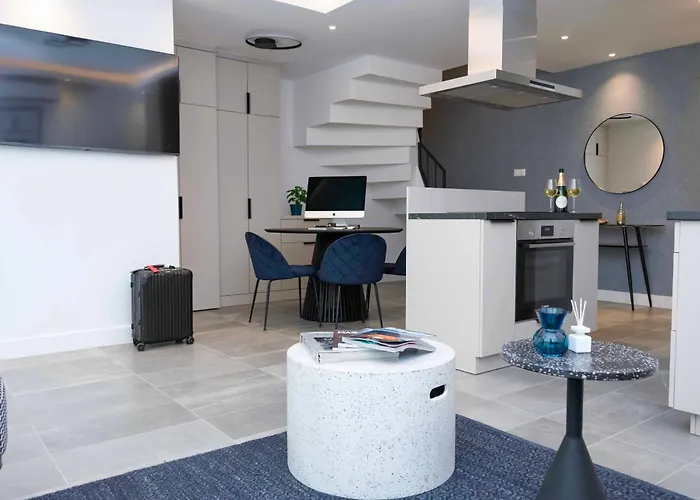 Luxury Cozy 2 Bdr Downtown Apt.6 *